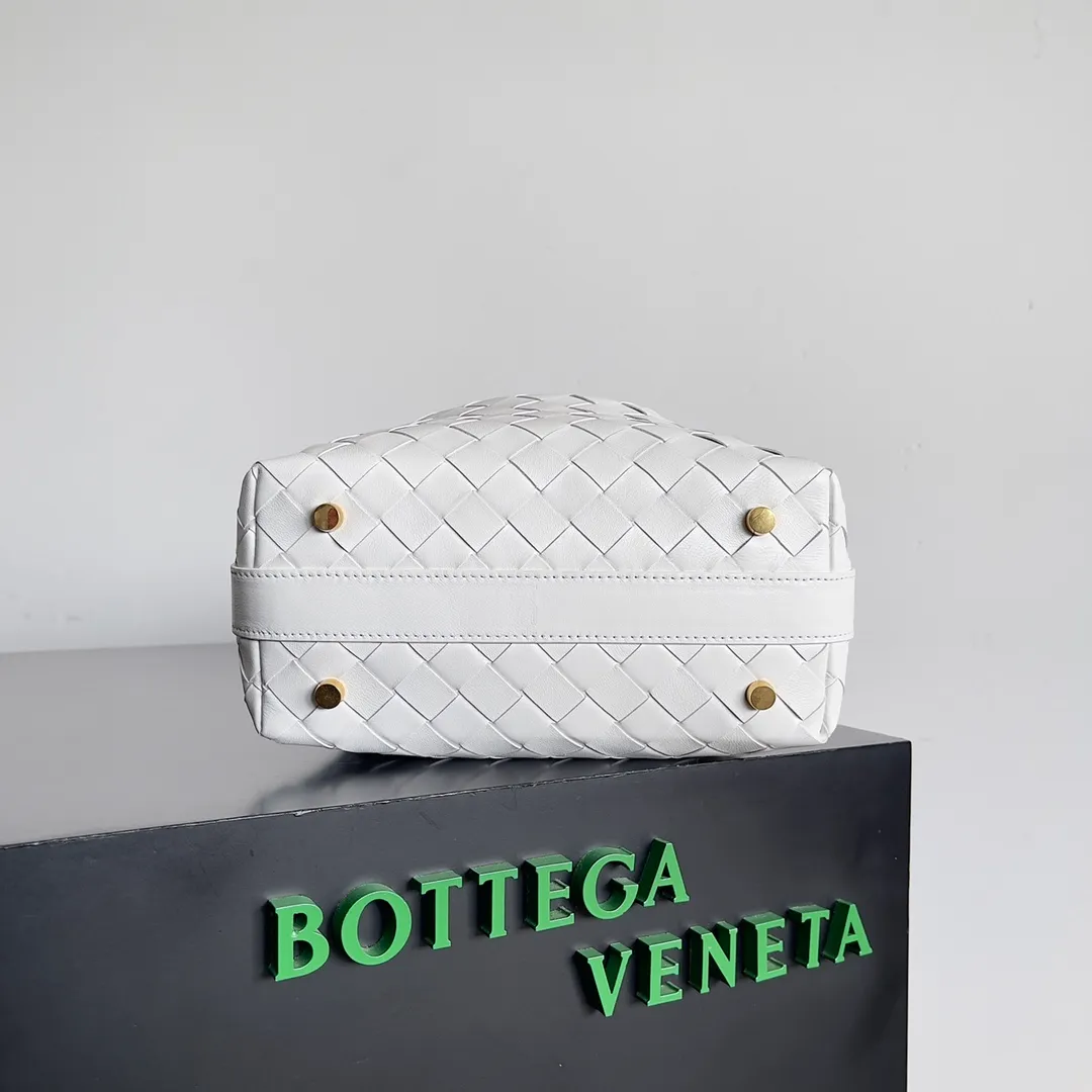 Batch 1360 It is predicted that BV Bottega’s lunch bag will be popular again this year. The entire bag is made of top nappa lambskin, which is very soft and lightweight. It also uses the intrecciato weaving process that the two founders spent several months developing from the beginning of the brand. It is completely hand-woven by Italian craftsmen. It perfectly reflects the craftsmanship of Bottega. The entire bag shape is also a very practical and popular lunch box bag type. The slightly curved arc of the bag mouth can also better fit our wrists. Style number: 754443 Size: 22*13*9